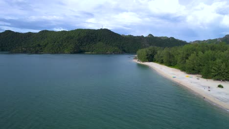 Establishing-shot-of-people-relaxing-on-the-coast-of-the-Langkawi-Resort-Beach,-Malaysia