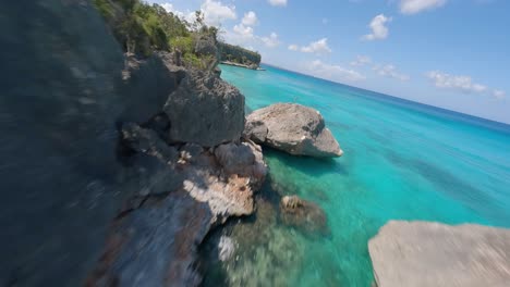 Vuelo-De-Drones-Fpv-A-Lo-Largo-De-La-Impresionante-Costa-Caribeña,-Aguas-Cristalinas