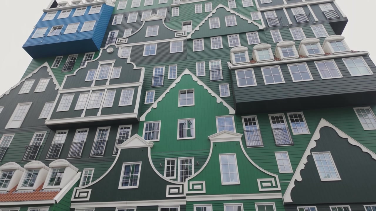 Fachada verde única de casas empilhadas de estilo tradicional, Zaandam, Holanda.