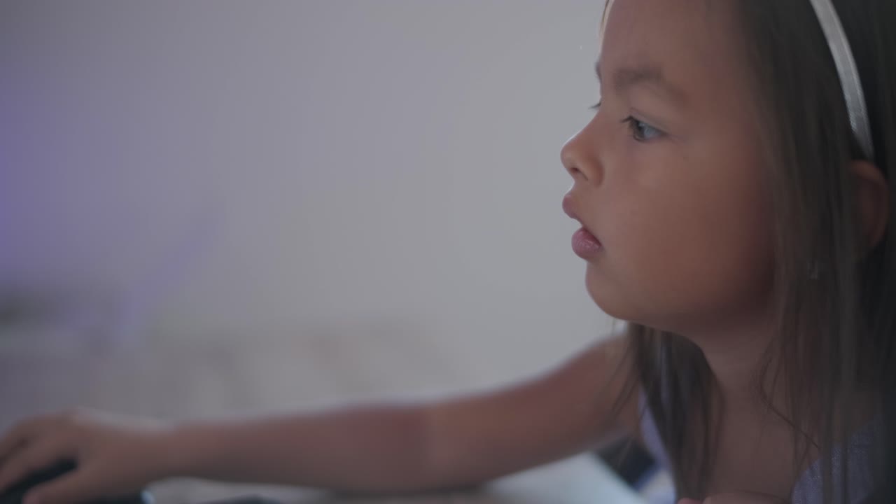 una niña con un hermoso vestido está dibujando en una computadora personal
