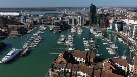 Luxuriöser-Ocean-Village-Yachthafen-An-Der-Südküste-Großbritanniens