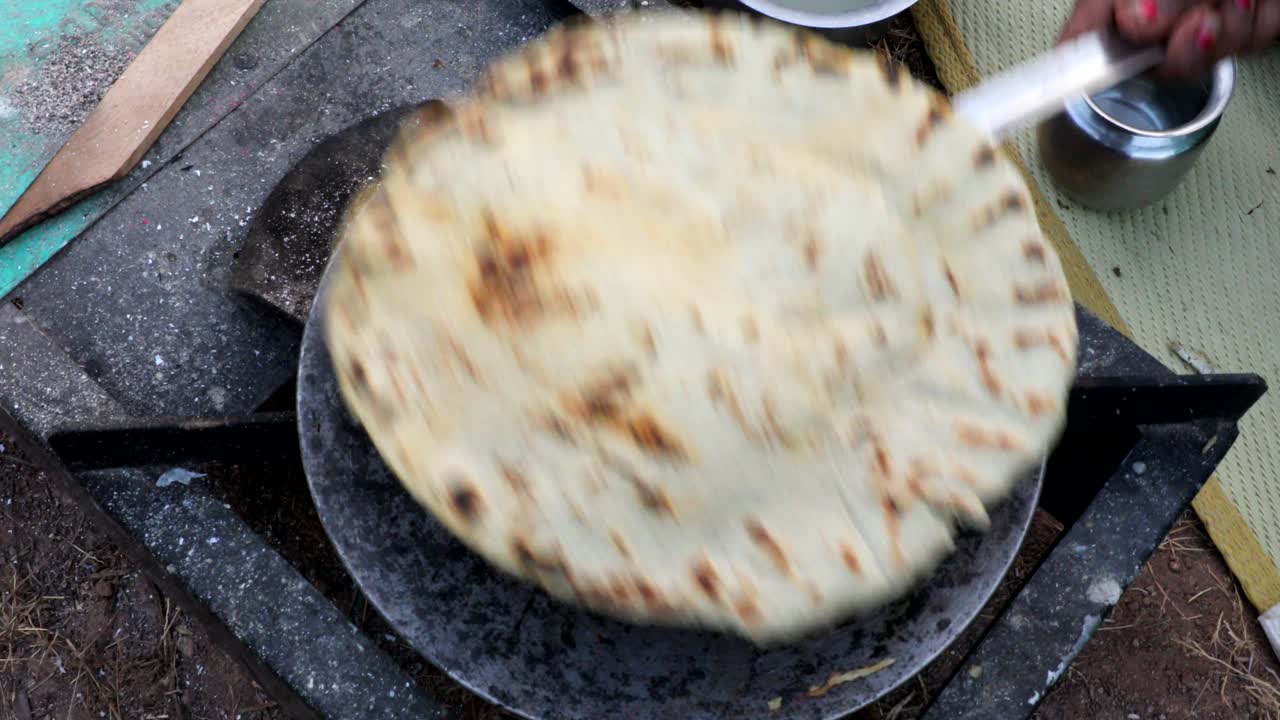 mujer haciendo bhakri en un pueblo
