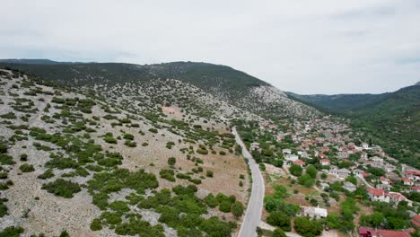 Pueblo-De-Theologos-Visto-Desde-Arriba,-Rodeado-De-Montañas-Con-Parches-De-Vegetación-Verde,-Isla-De-Thassos,-Grecia