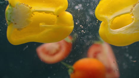 Tomates-Y-Pimientos-Bajo-El-Agua-Con-Burbujas-De-Aire-Y-En-Cámara-Lenta.-Producto-Vegetariano-Saludable,-Fresco-Y-Jugoso.-Ingredientes-De-La-Ensalada.