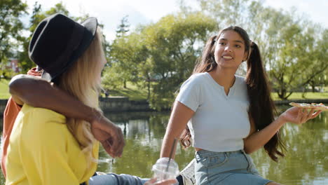 jóvenes divirtiéndose cerca del río