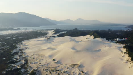 Hermosa-Vista-Aérea-Panorámica-De-La-Laguna-Da-Conceicao-Y-Dunas-De-Arena-En-La-Playa-Joaquina,-Ciudad-De-Florianópolis,-Santa-Catarina,-Brasil