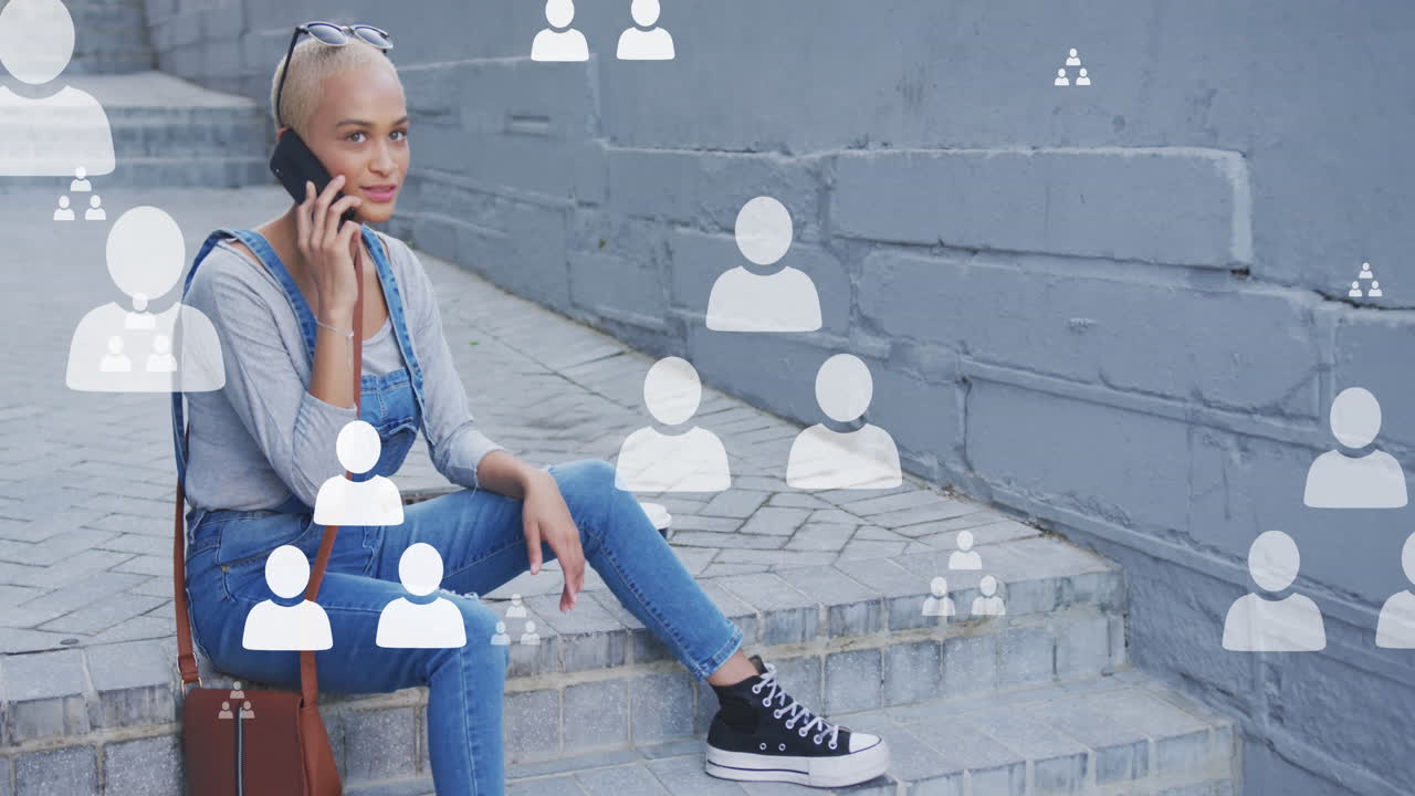 animación de iconos de redes sociales sobre mujeres biraciales que usan teléfonos inteligentes.