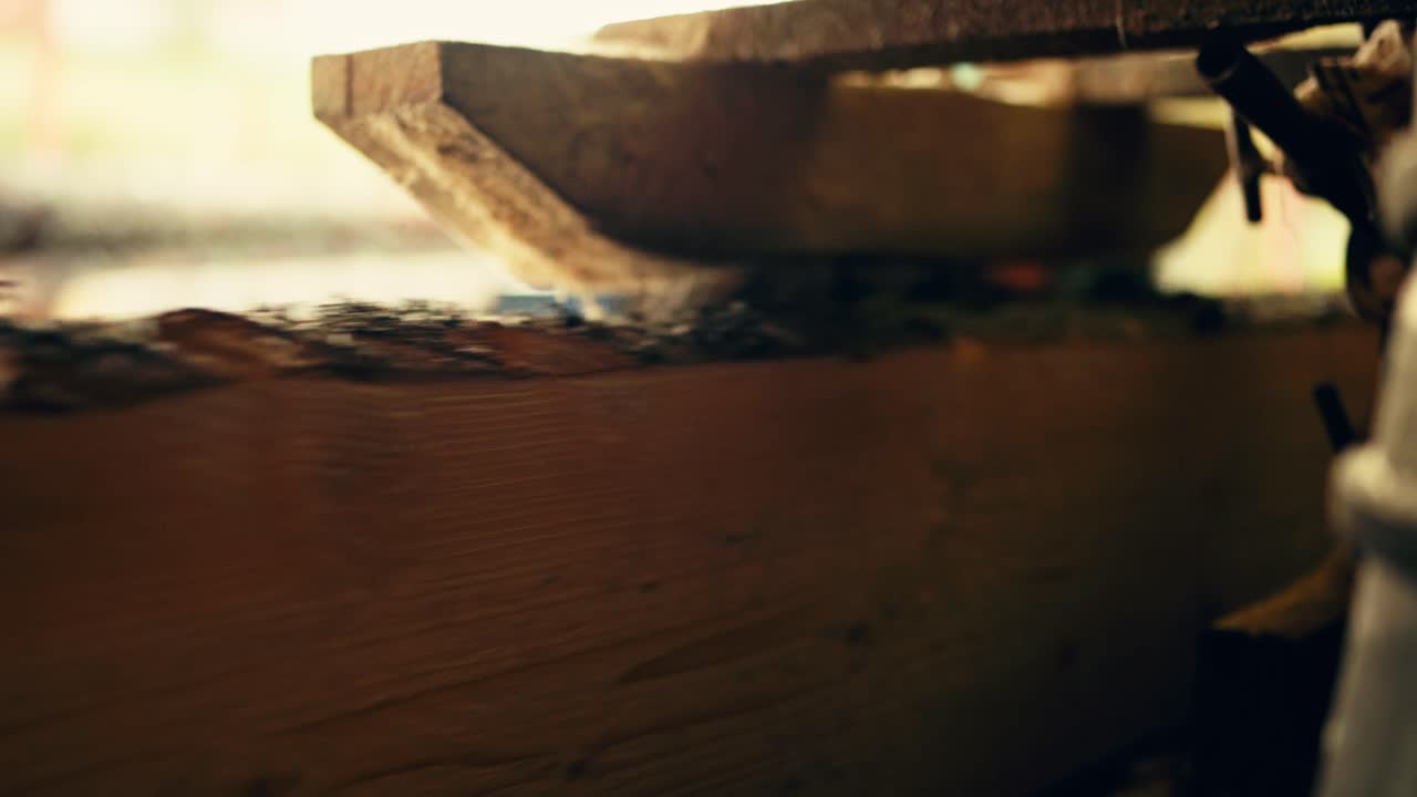 나무 줄기를 길이로 잘라내는 원형 도자기