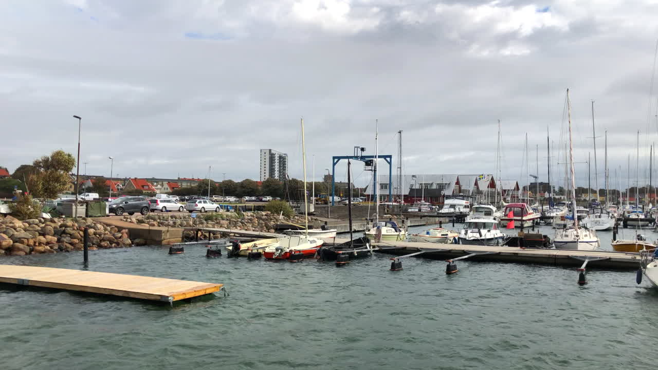 폭풍 동안 스웨덴의 어촌