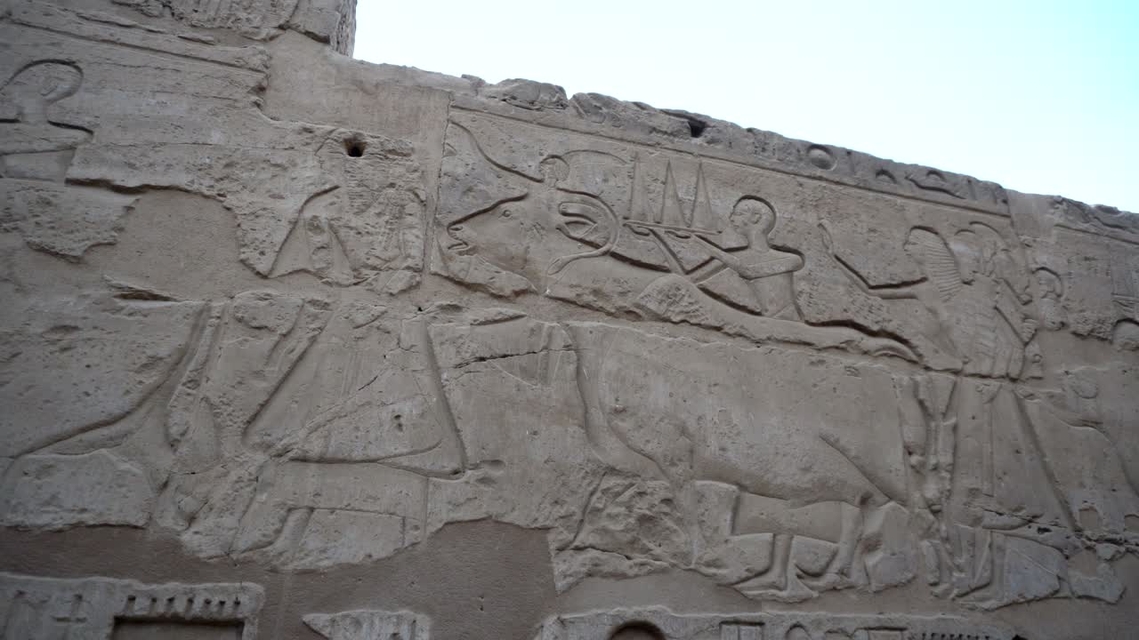 templo de karnak jeroglífico en luxo que muestra a una vaca y a personas que se unen a algún festival grabado en la pared