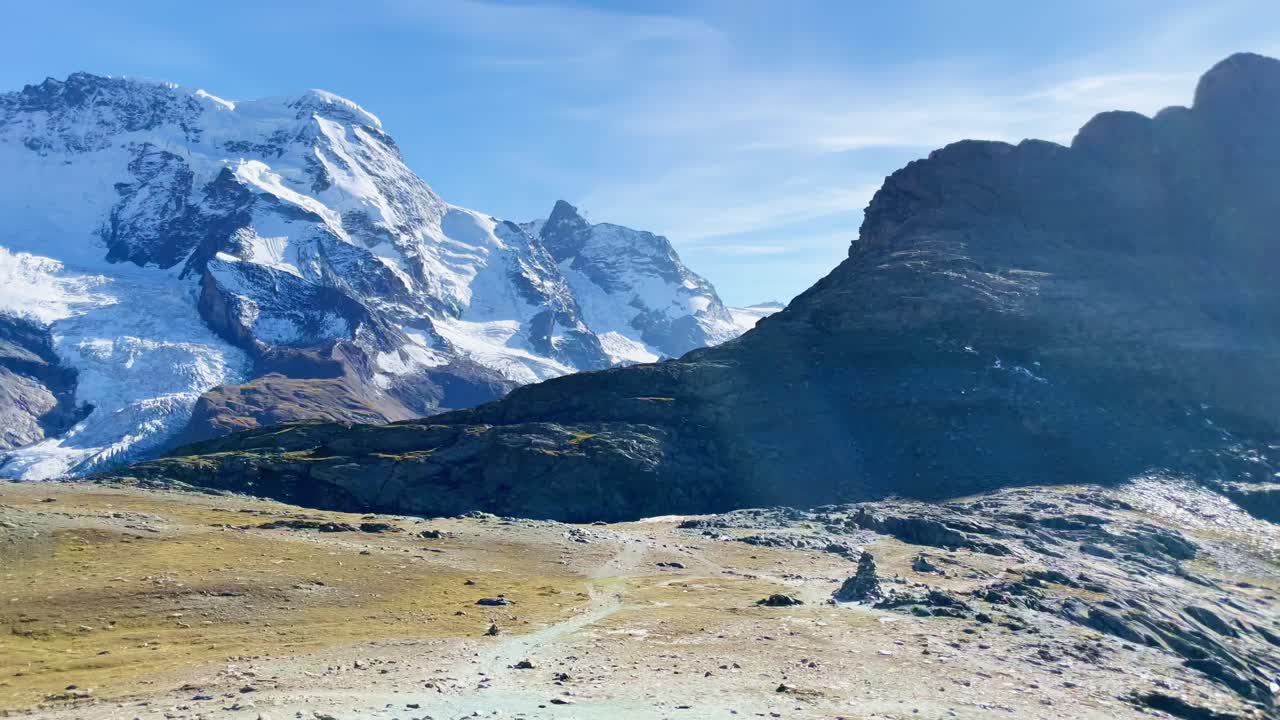 libertad de montaña: paisaje de montaña de matterhorn cerca de rotenboden y gornergart, suiza, europa | mirando alrededor del paisaje cerca de la escultura rupestre y la alineación con la montaña, senderismo