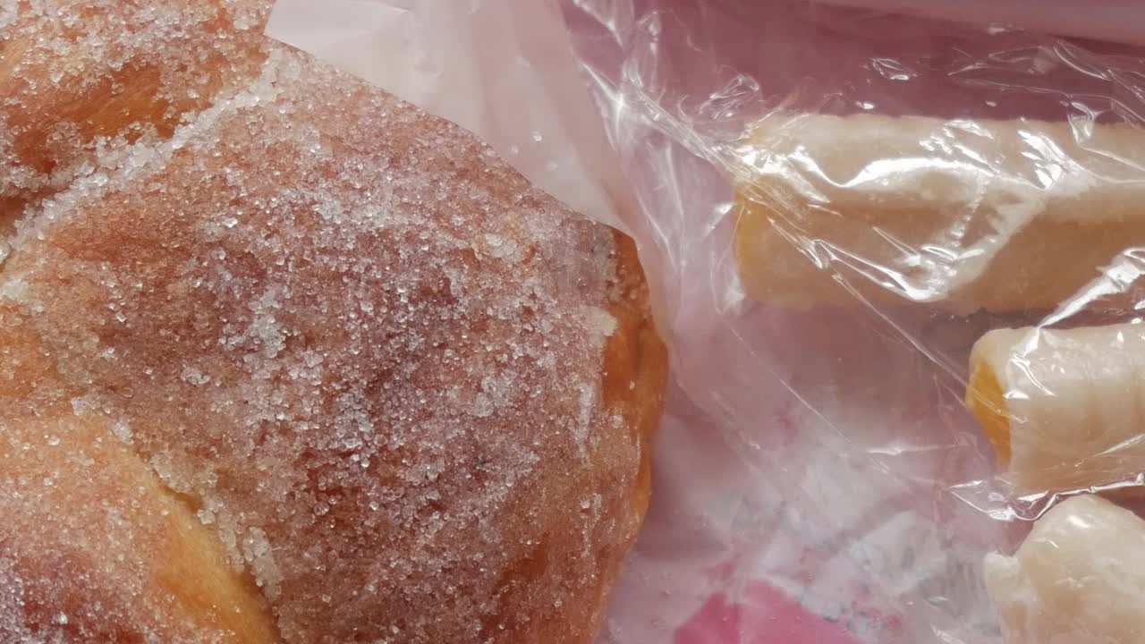 pan azucarado y golosinas envueltas