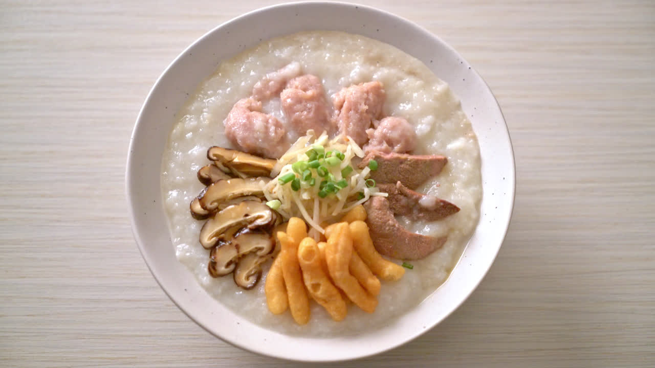 Bubur Babi atau Bubur dengan mangkuk Babi