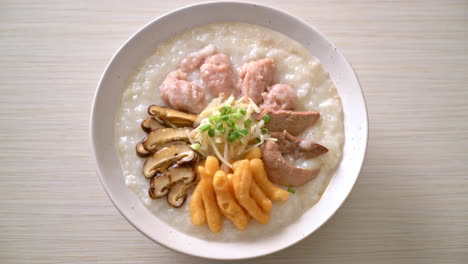 Congee-De-Cerdo-O-Gachas-Con-Tazón-De-Cerdo