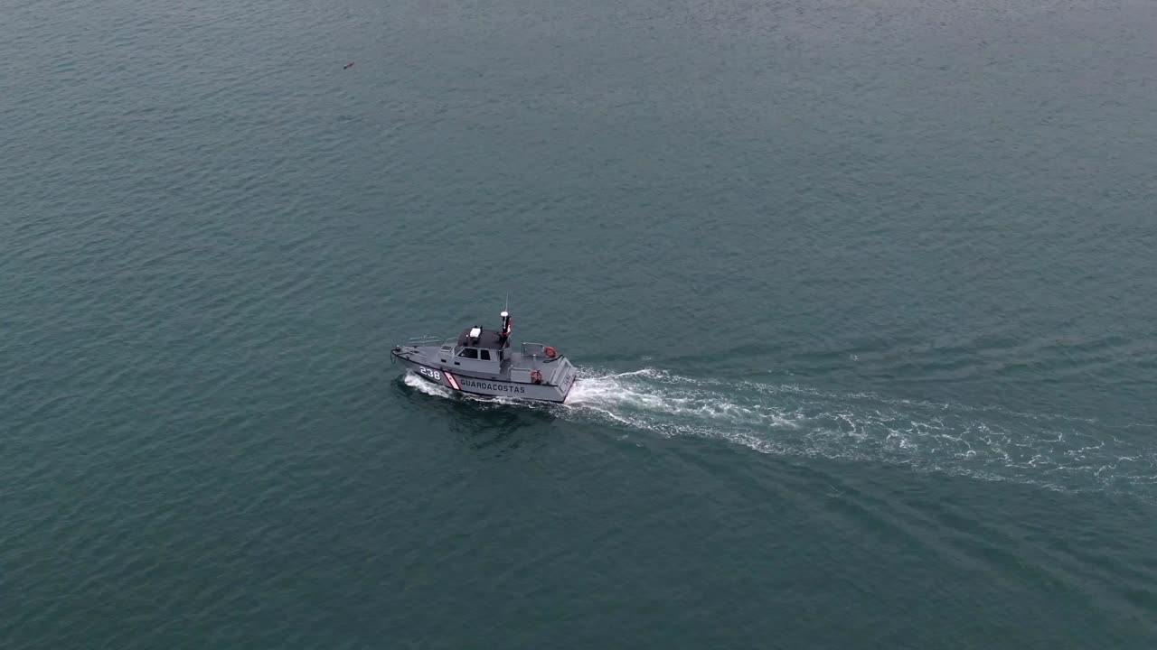 페루 리마의 칼라오 지구 근처 물에서 웨이크를 떠나는 해안 경비대 보트