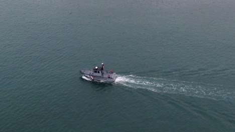 Barco-Guardacostas-Dejando-Estela-En-El-Agua-Cerca-Del-Distrito-De-Callao-En-Lima,-Perú