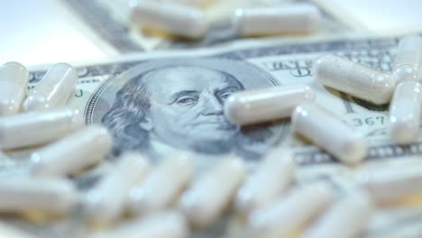negocios farmacéuticos. cápsulas médicas blancas en billetes de un dólar