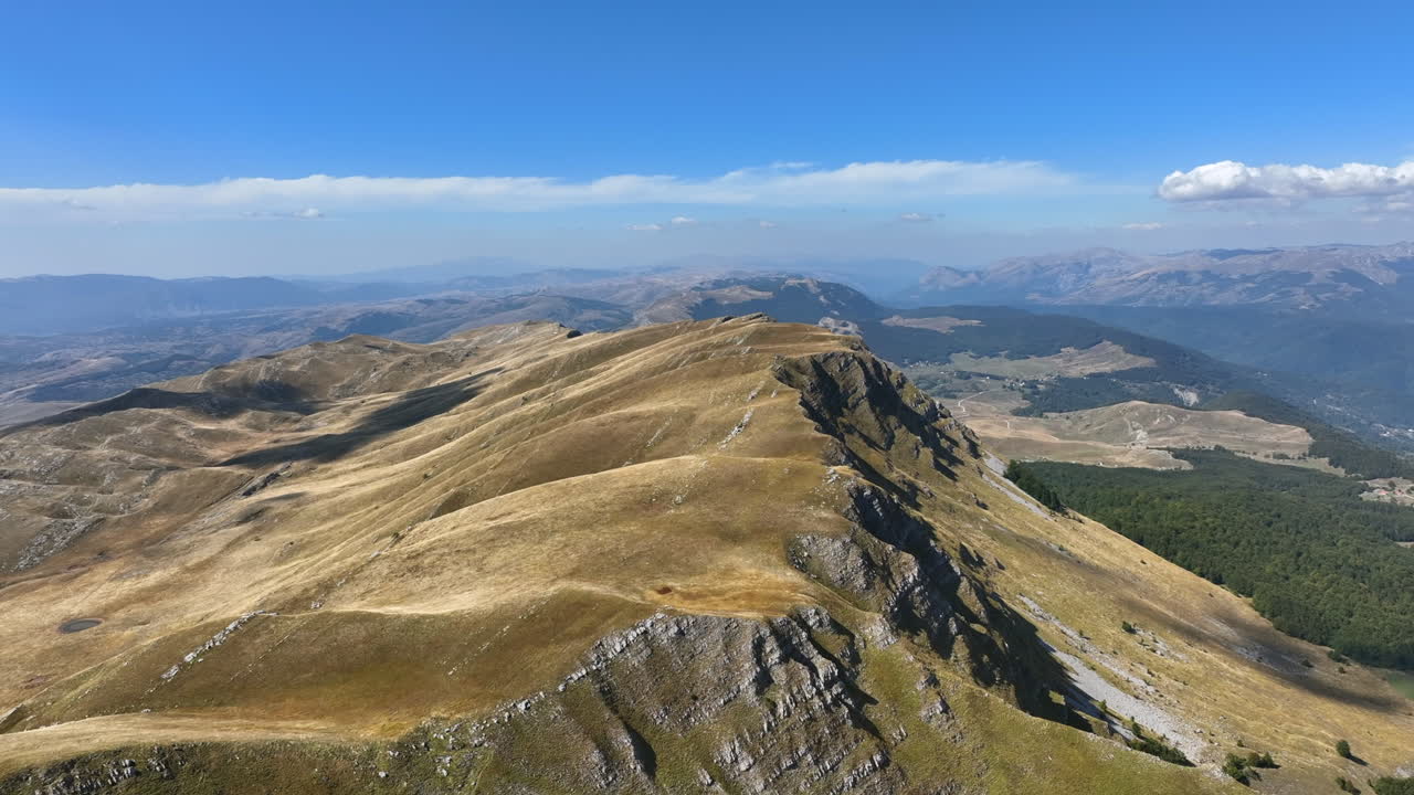 잔디로 인 아름다운 산꼭대기 위를 날아다니며