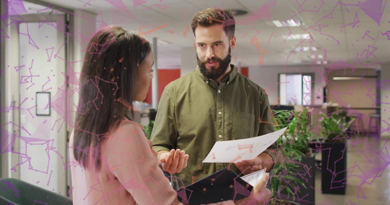 Uomo del team d'ufficio che indica un documento, avviando una revisione, mentre una donna tiene un tablet e un telefono, con una sovrapposizione viola attraverso le cornici.