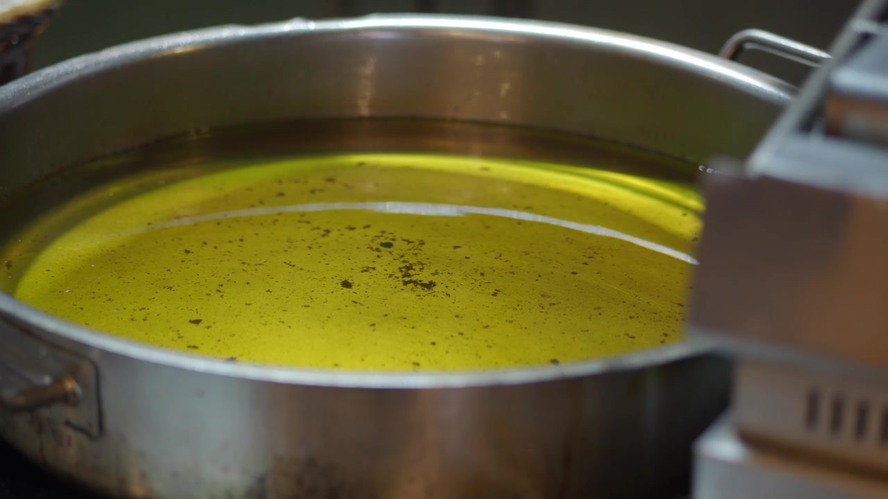 Olio caldo in una grande pentola di acciaio inossidabile per friggere