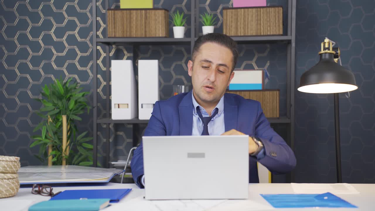 사업가가 작아지고 직장에서 우울증에 걸립니다.