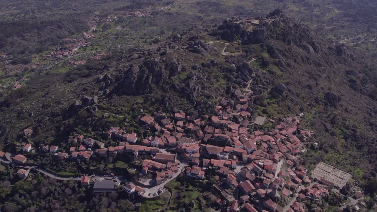 Ripresa dall'alto del villaggio di Monsanto, Portogallo, con castello in cima alla collina, vista aerea