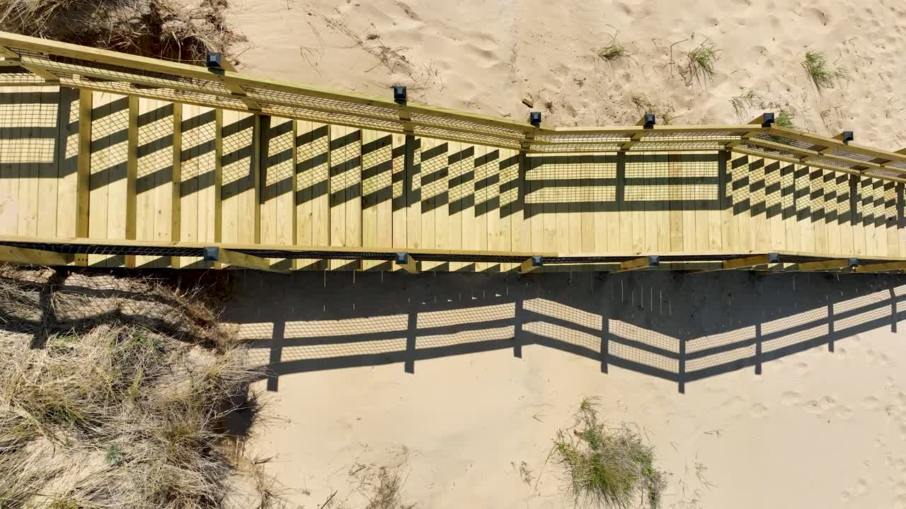 보드워크 접근 지점 위의 공중 통행