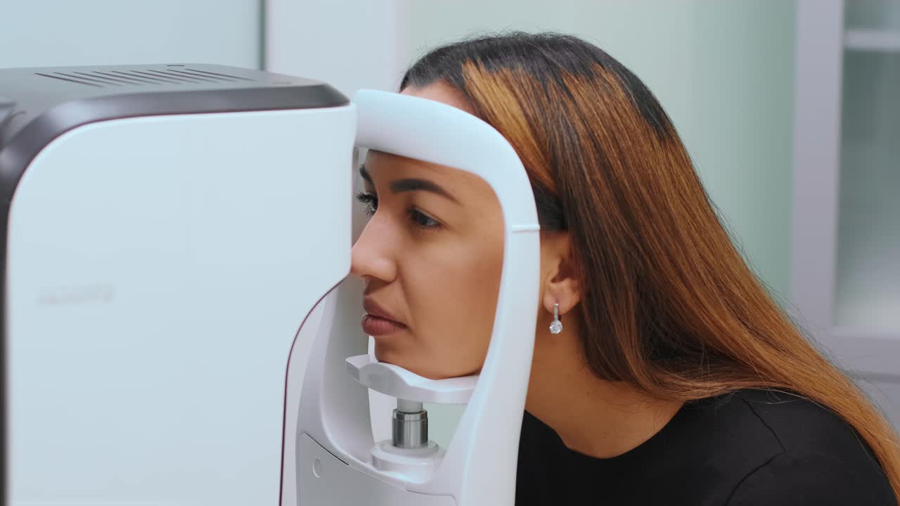 시력 검사. 눈 검사 장비. 시력이 좋지 않은. 안과 의학에 대한 의료 장비. 안과