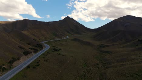 Mirando-Hacia-Abajo-En-El-Paso-De-Lindis-Mientras-Serpentea-Por-El-Valle-Entre-Dos-Ríos