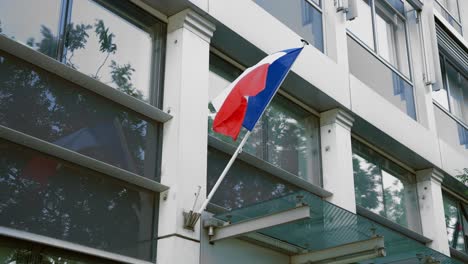 la bandera francesa vuela en la fachada del edificio de oficinas