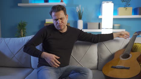 el hombre con problemas inclina la cabeza, tiene dolor de vida, problemas personales.