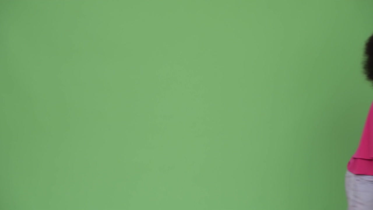 uma rapariga africana bonita com cabelo afro a rasgar papéis.