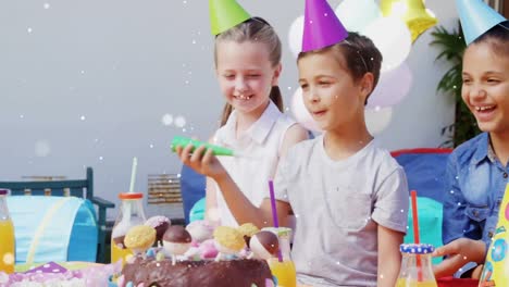 animación de pastel de cumpleaños y niños divirtiéndose en la fiesta