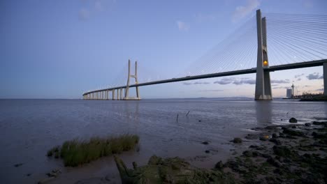 Vista-Del-Puente-Del-Puente-Vasco-Da-Gama-Cerca-Del-Río-Tejo-Después-Del-Atardecer