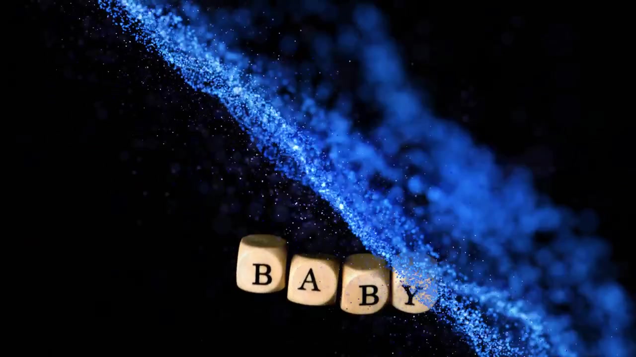 Von oben kommend, während eine blaue Partikelwelle durchzieht, purzeln vier Würfel, richten sich aus und bilden das Wort BABY.