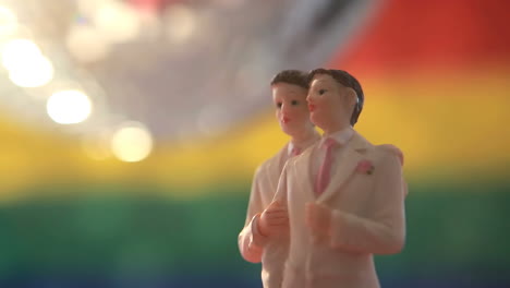 las cubiertas del pastel del novio gay con la pelota de discoteca