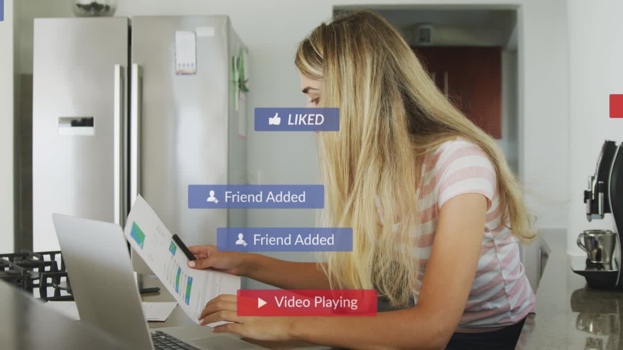 animación de notificaciones de redes sociales sobre una mujer trabajando en una computadora portátil en la cocina