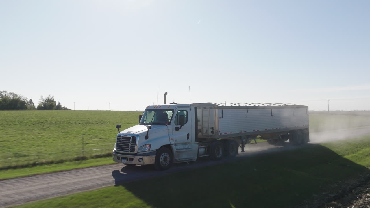 낮 동안 시골 지역 의 시골 도로 를 따라 운전 하는 준 트럭, 공중