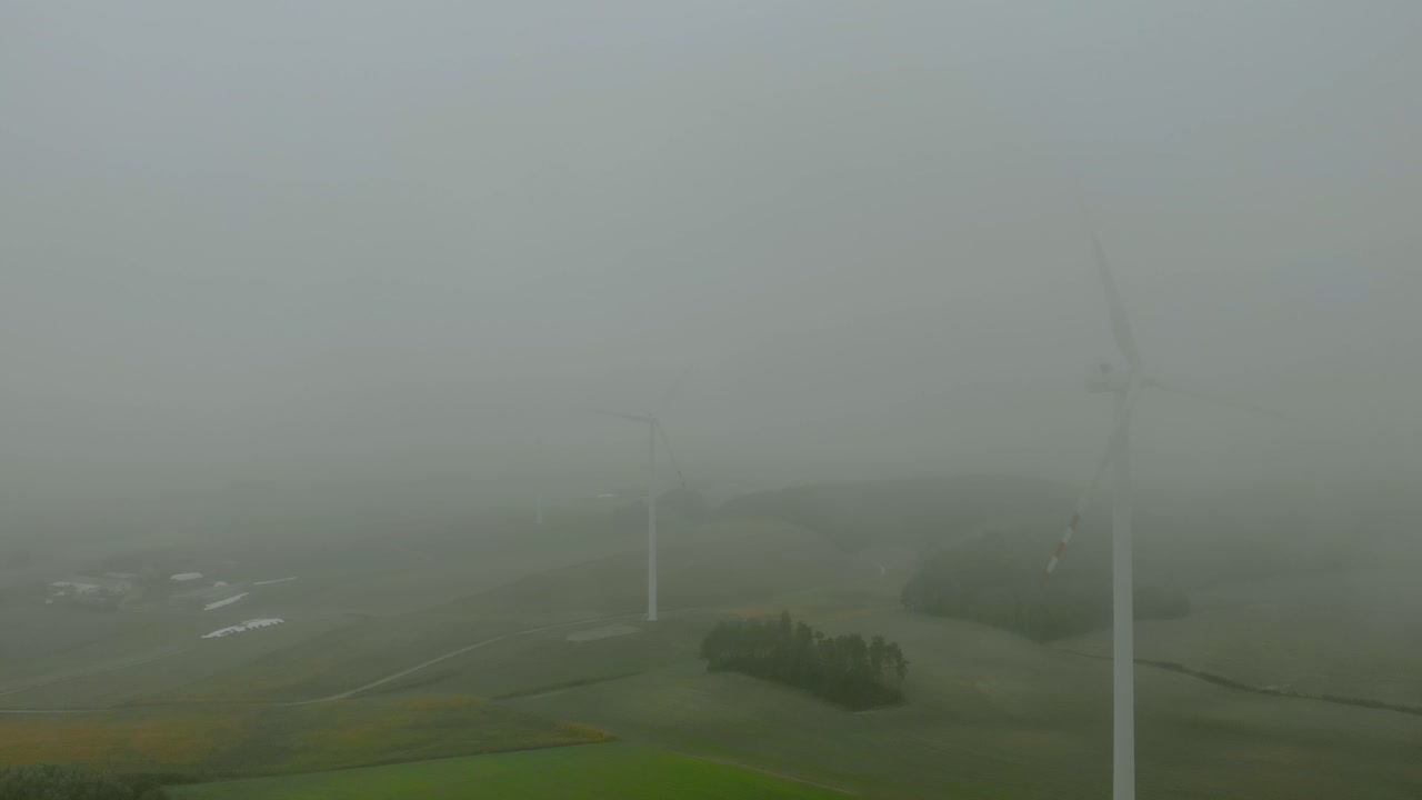 바람 농장에서 안개가 자욱한 아침에 공중 영상, 풍차는 들판에서 함께 가깝습니다.