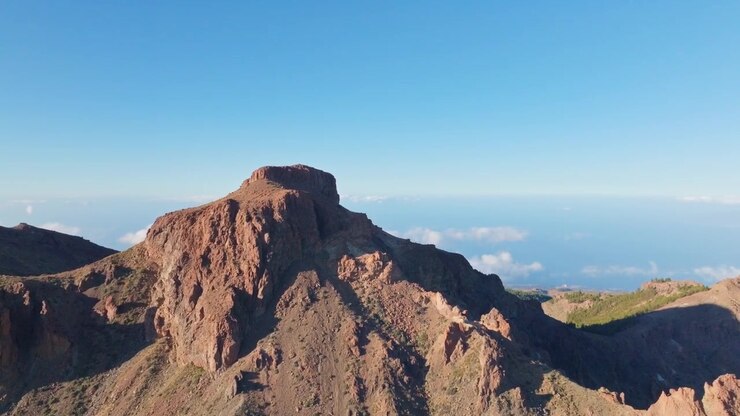 Filmato cinematografico con drone del Parco Nazionale del Teide, con paesaggi vulcanici, campi di lava, scenari montani aspri e viste aeree mozzafiato di Tenerife.