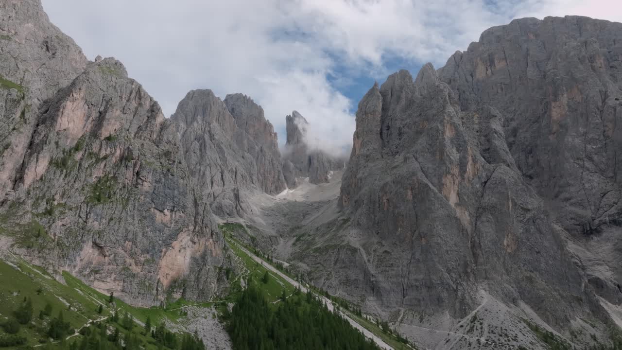 vista aérea del efecto de paralaje de la montaña de piedra caliza sasmujel cerca de santa cristina
