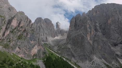 Luftaufnahme-Des-Kalksteinbergs-Sasmujel-In-Der-Nähe-Von-Santa-Cristina-Mit-Parallax-Effekt