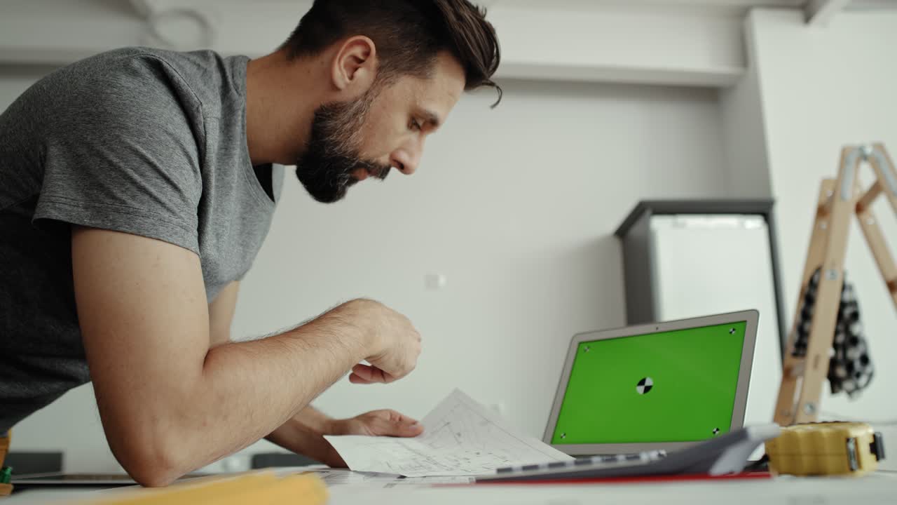 vídeo estático de un hombre discutiendo proyectos durante una videoconferencia