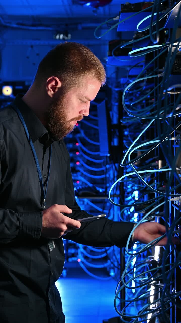 Mand, der analyserer data i et serverrum