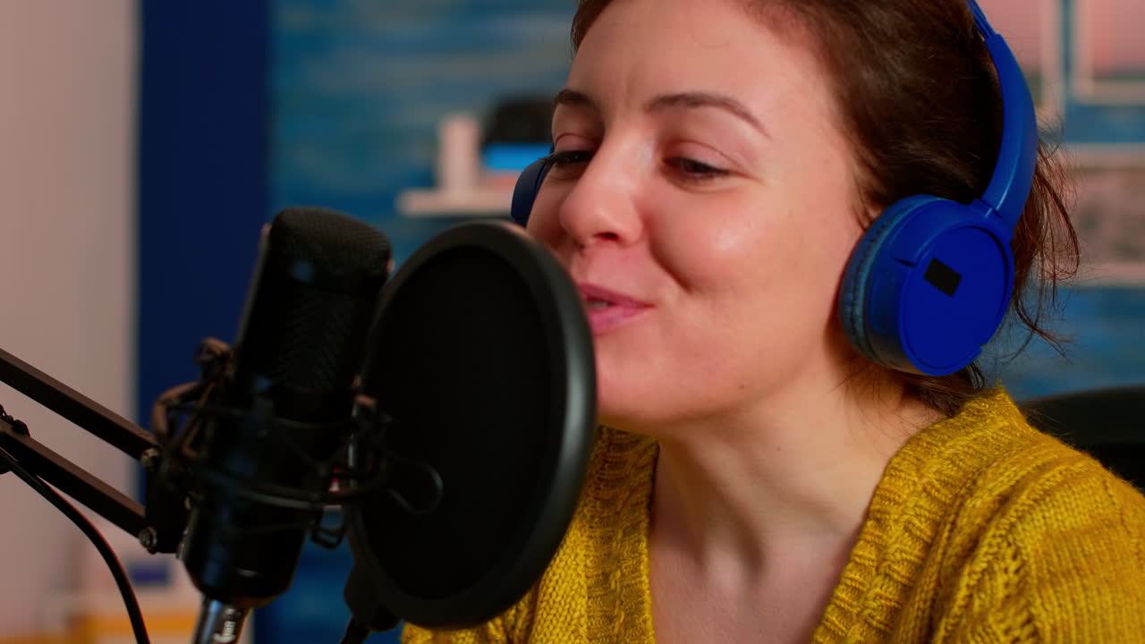 Vlogger famoso fazendo uma gravação de podcast online para show virtual