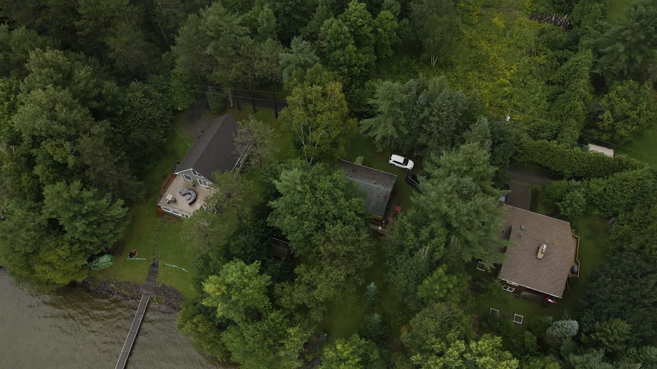 в наклоне вниз над частными домами для отдыха на берегу озера и частными портовыми объектами