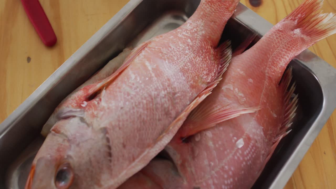 ⁇ 비 에 놓인 두 마리 의 물고기 들 이 요리 할 준비 가 되어 있다