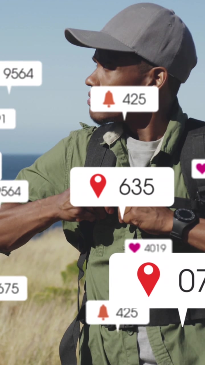 Animazione di icone di social media su un uomo afroamericano che stringe lo zaino mentre fa escursioni