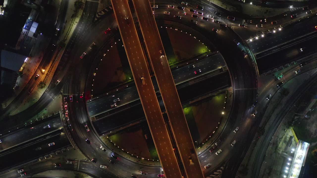 tráfico por carretera por la noche
