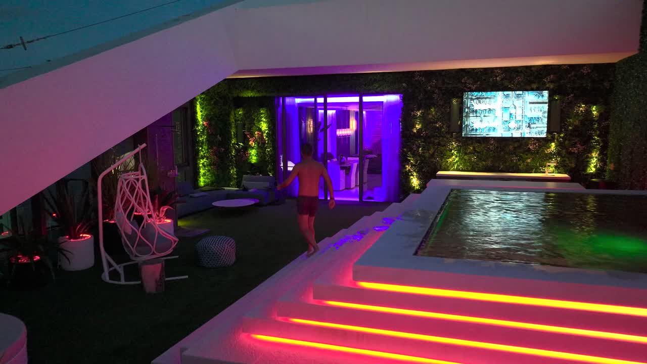 hombre rico disfrutando de su jacuzzi en un ático en un edificio en brickell, miami